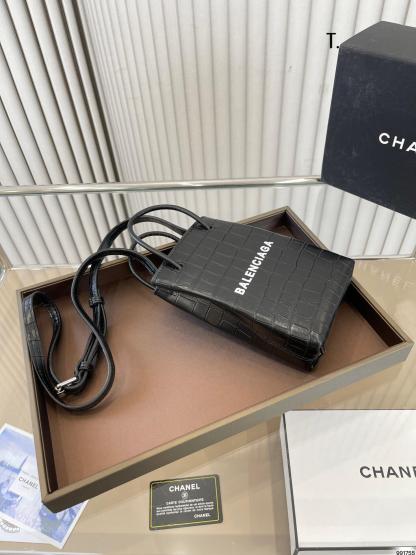 新作★BALENCIAGA★SHOPPING PHONE HOLDER バッグ /2色より